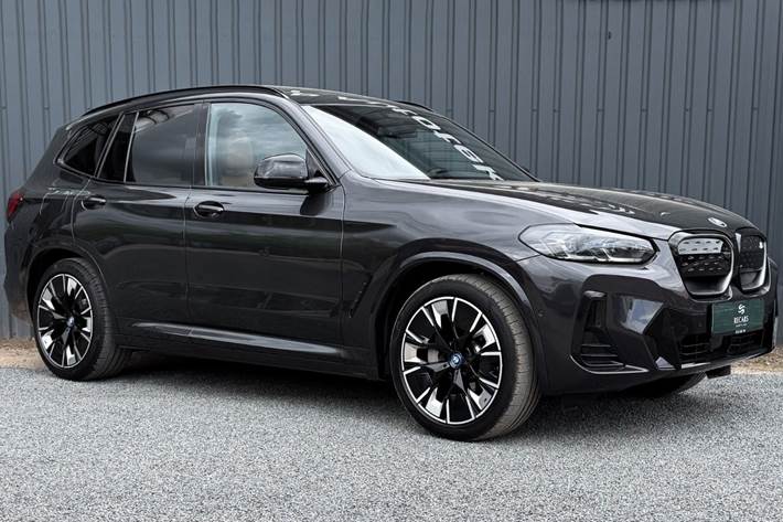 Grå BMW iX3 fra 2023