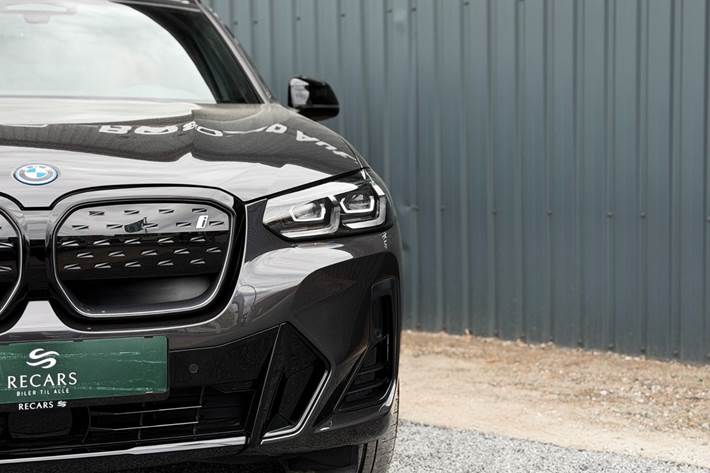 Grå BMW iX3 fra 2023