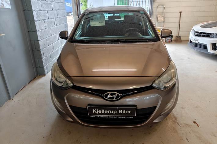Gul Hyundai i20 fra 2012
