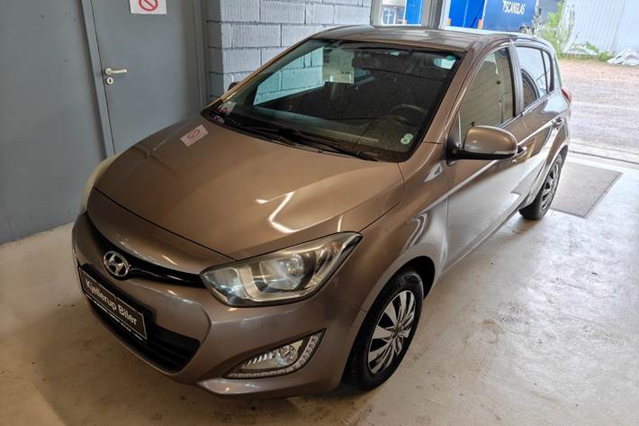 Gul Hyundai i20 fra 2012