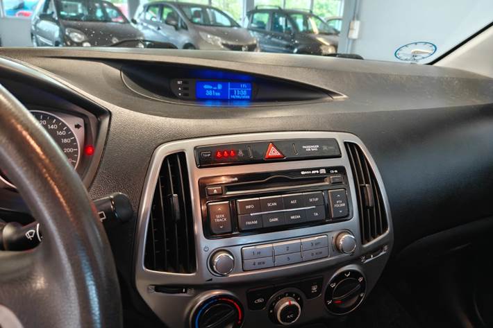 Gul Hyundai i20 fra 2012