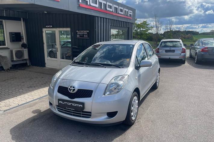 Sølv Toyota Yaris fra 2008