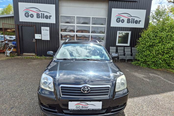 Grøn Toyota Avensis fra 2006