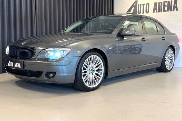 Grå BMW 740iL fra 2005 set udefra