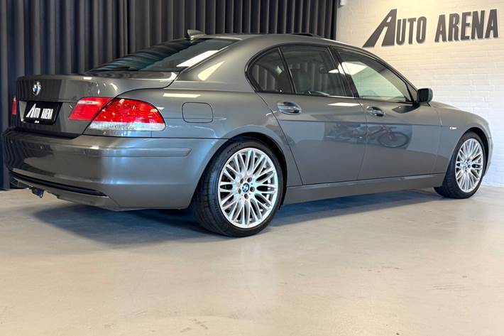Grå BMW 740iL fra 2005 set udefra