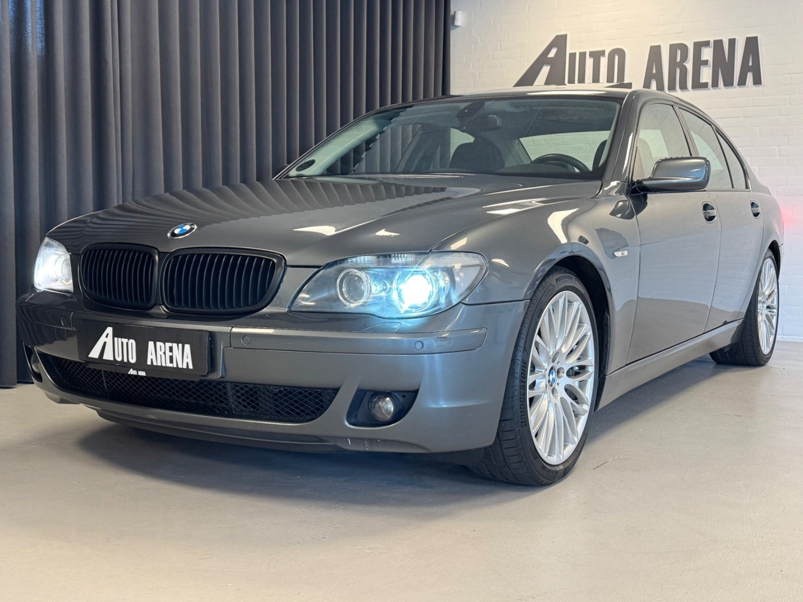 Grå BMW 740iL fra 2005 set udefra