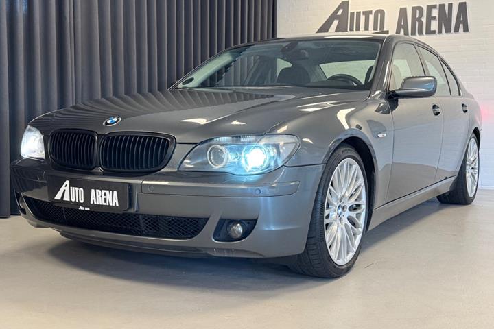 Grå BMW 740iL fra 2005 set udefra