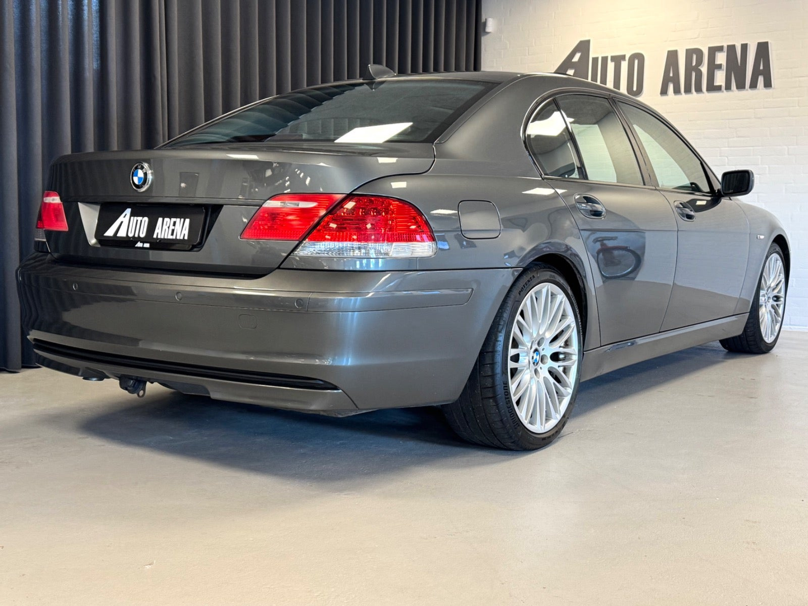 Grå BMW 740iL fra 2005 set udefra