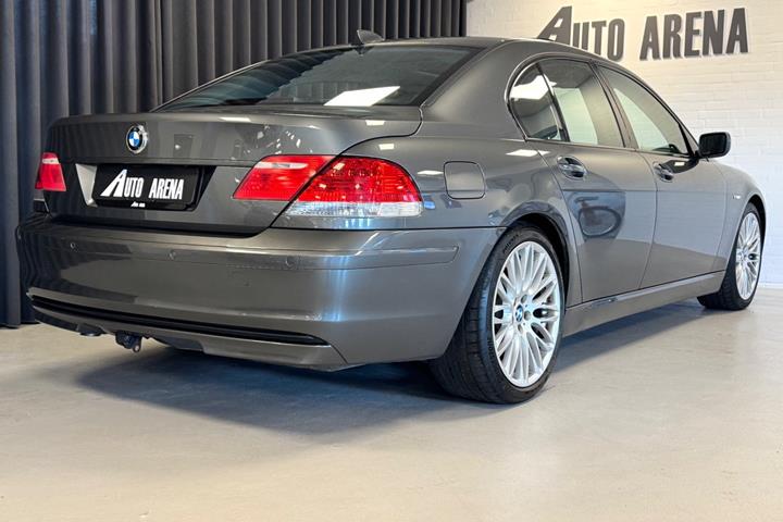 Grå BMW 740iL fra 2005 set udefra