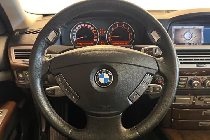 Grå BMW 740iL fra 2005 set indefra