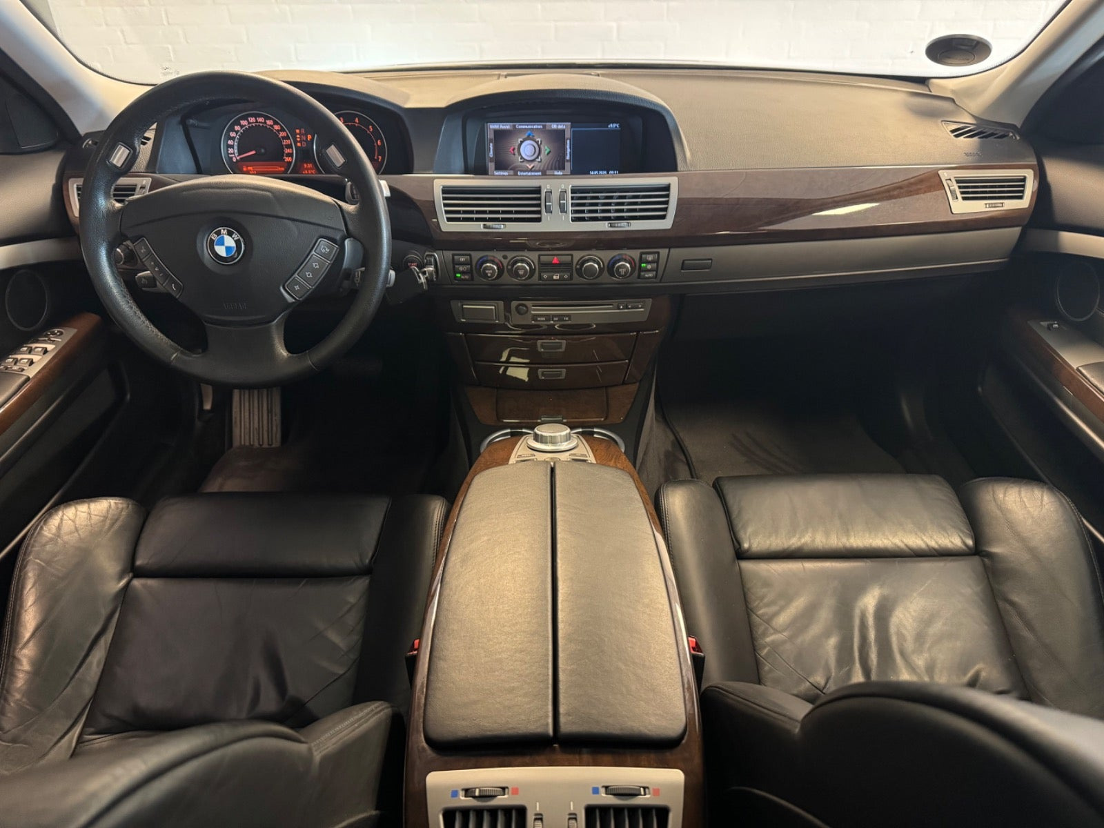 Grå BMW 740iL fra 2005