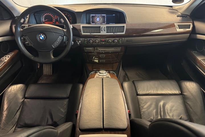 Grå BMW 740iL fra 2005
