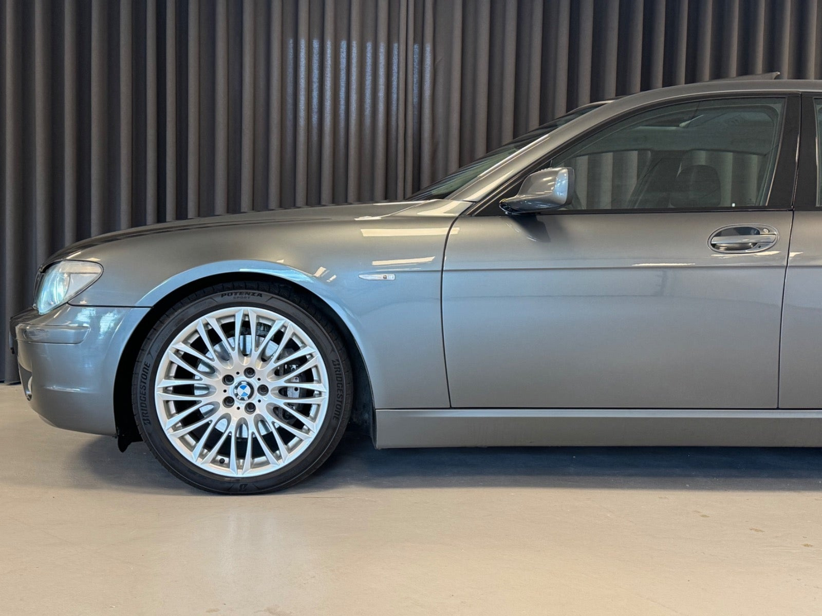Grå BMW 740iL fra 2005