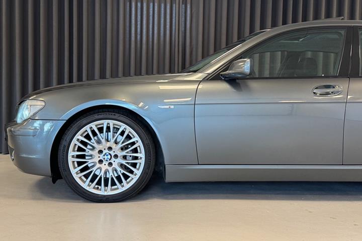 Grå BMW 740iL fra 2005