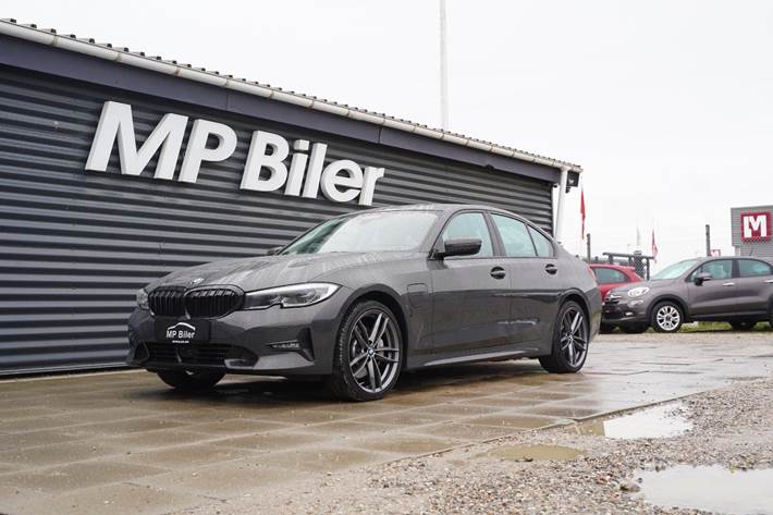 Grå BMW 330e fra 2019 set udefra
