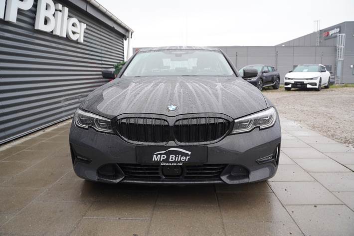 Grå BMW 330e fra 2019