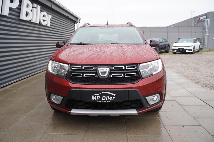 Rød Dacia Logan Stepway fra 2019