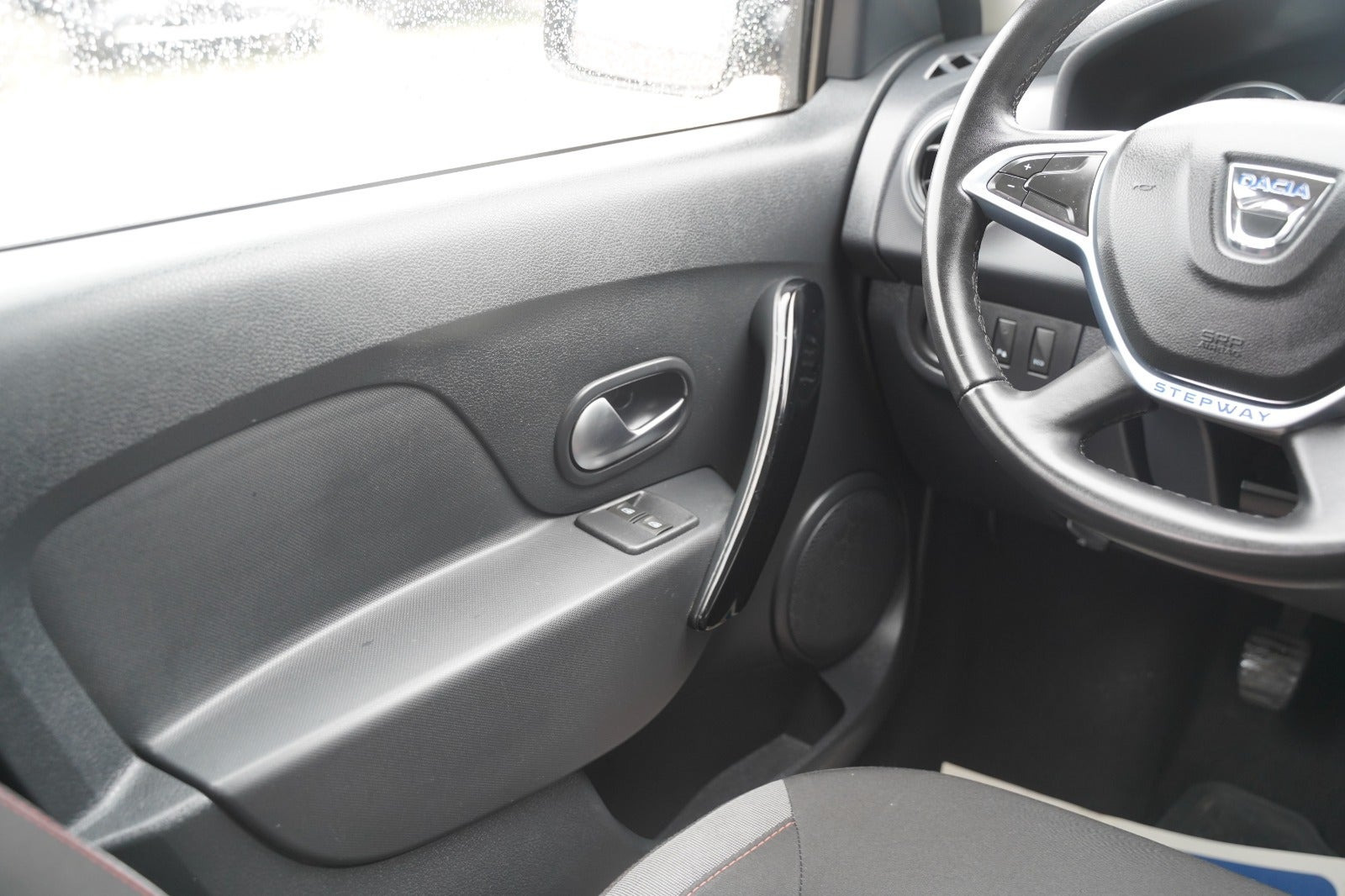 Rød Dacia Logan Stepway fra 2019