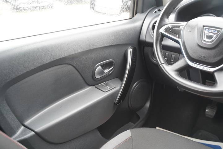Rød Dacia Logan Stepway fra 2019