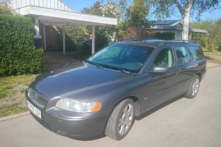 Grå Volvo V40 fra 2006