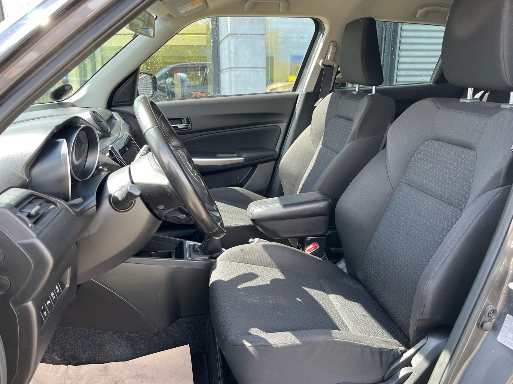 Grå Suzuki Swift fra 2021