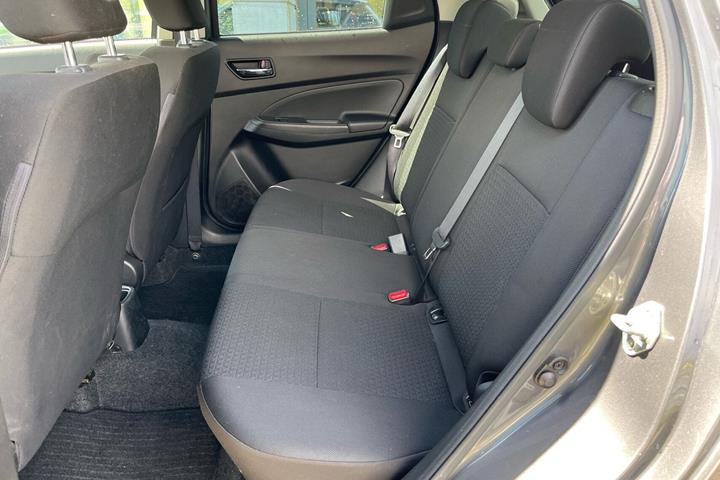 Grå Suzuki Swift fra 2021