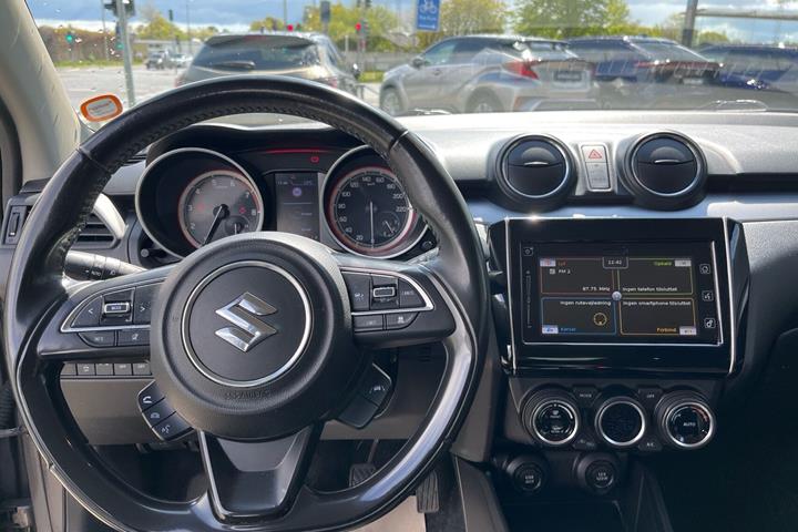 Grå Suzuki Swift fra 2021