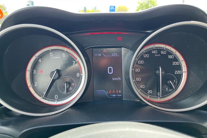 Grå Suzuki Swift fra 2021