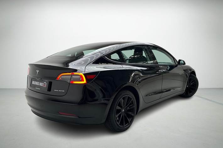 Sort Tesla Model 3 fra 2022