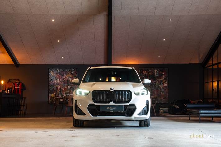 Hvid BMW iX1 fra 2023