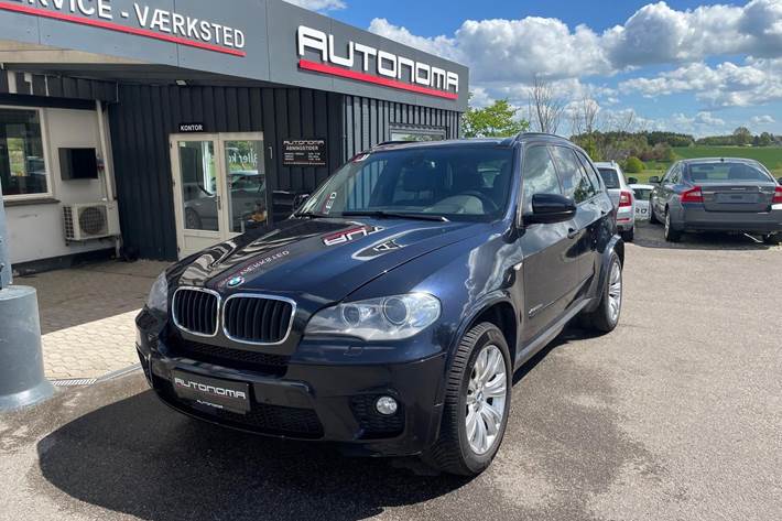 Blå BMW X5 fra 2012 set udefra