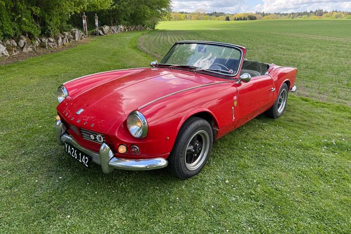 Rød Triumph Spitfire fra 1965 set udefra
