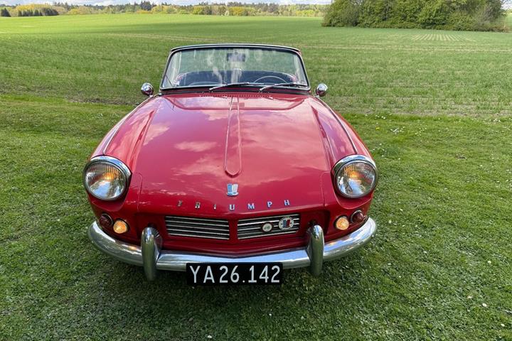 Rød Triumph Spitfire fra 1965 set udefra