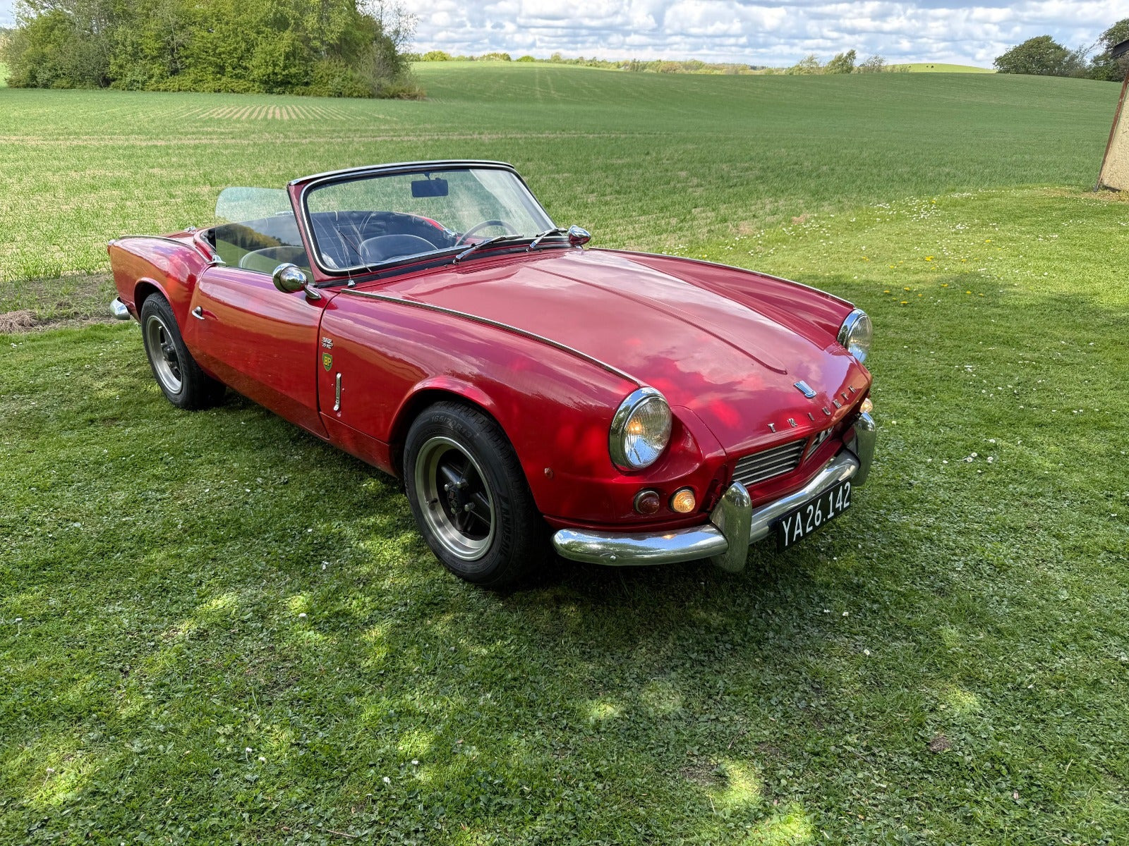 Rød Triumph Spitfire fra 1965 set udefra
