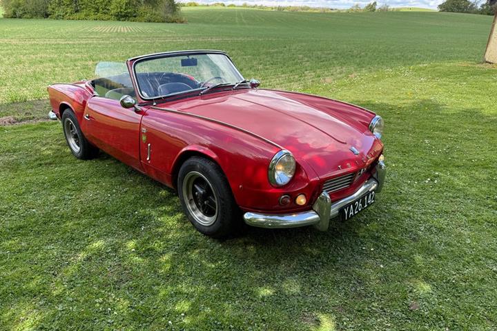 Rød Triumph Spitfire fra 1965 set udefra