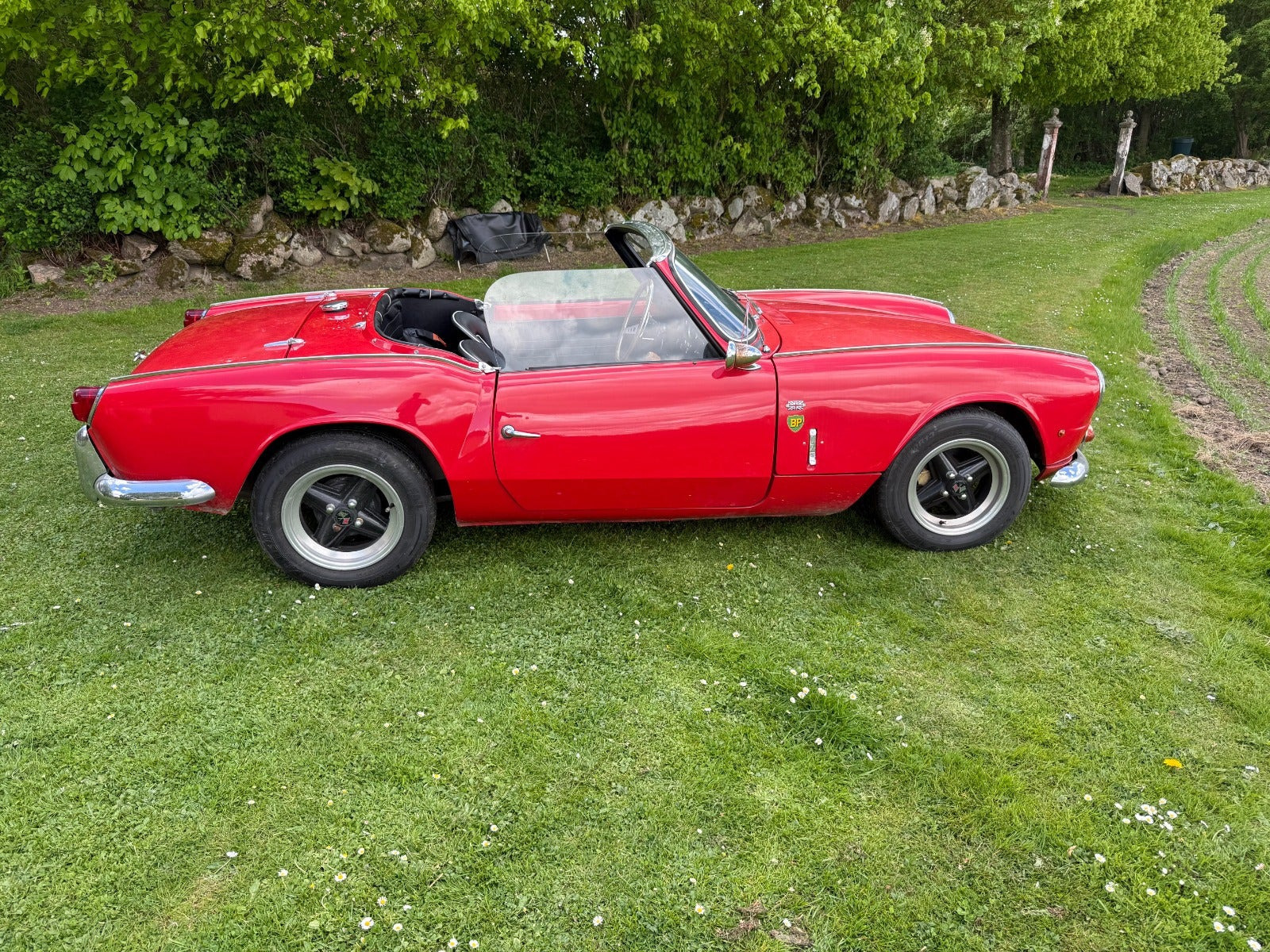 Rød Triumph Spitfire fra 1965 set udefra