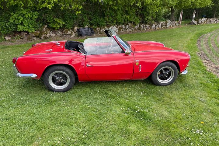 Rød Triumph Spitfire fra 1965 set udefra