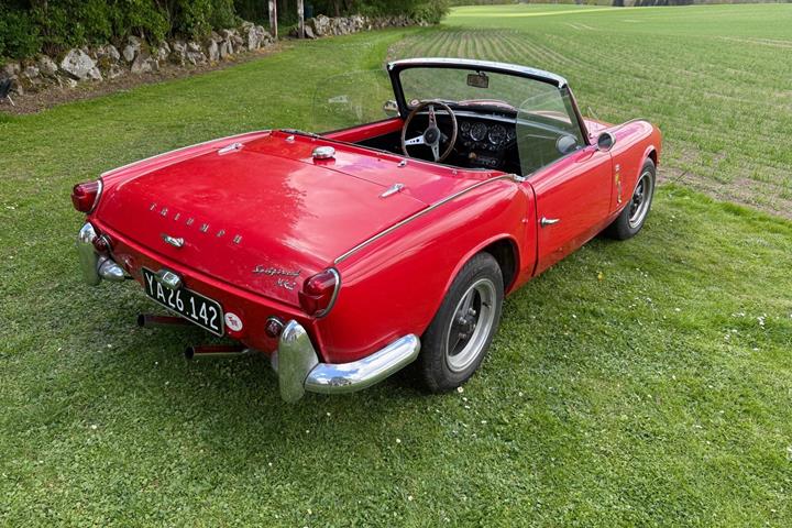 Rød Triumph Spitfire fra 1965 set udefra