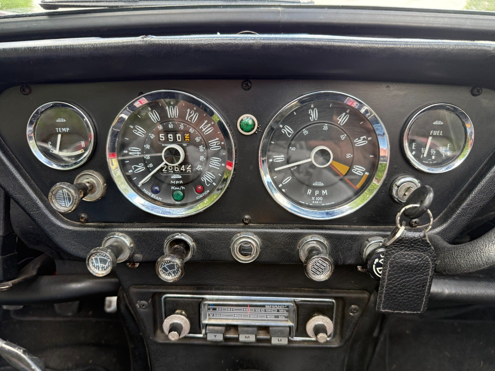 Rød Triumph Spitfire fra 1965 set indefra
