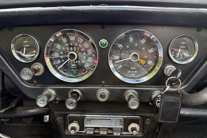 Rød Triumph Spitfire fra 1965 set indefra