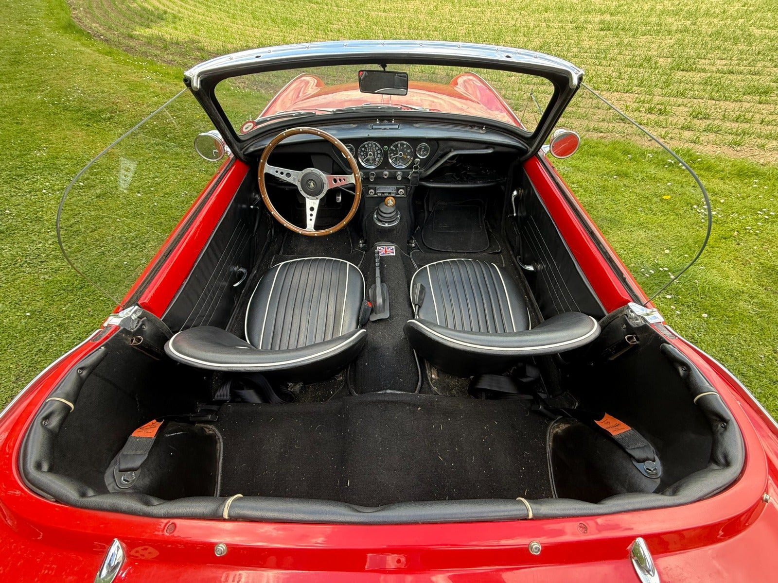 Rød Triumph Spitfire fra 1965 set indefra