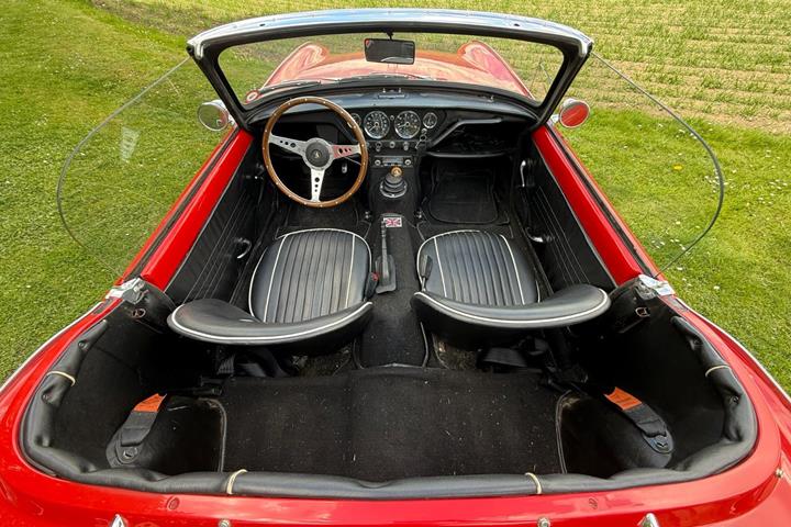 Rød Triumph Spitfire fra 1965 set indefra