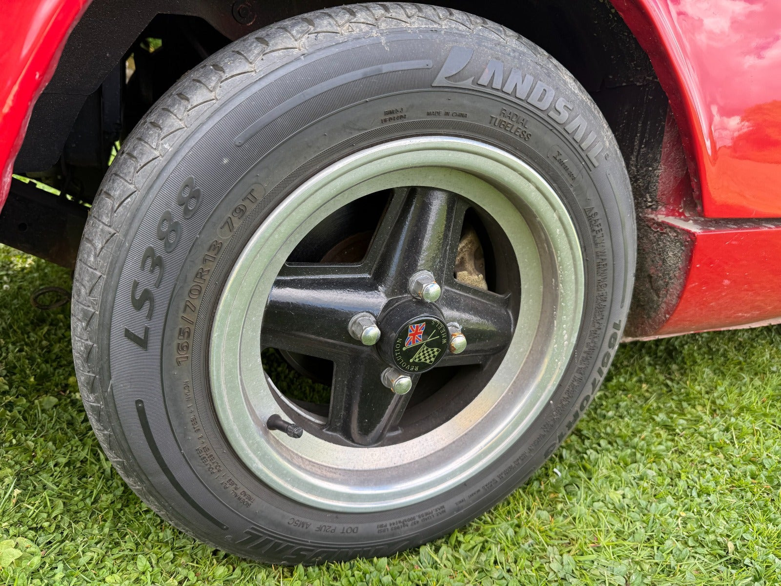 Rød Triumph Spitfire fra 1965 set udefra