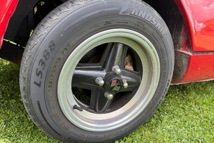 Rød Triumph Spitfire fra 1965 set udefra