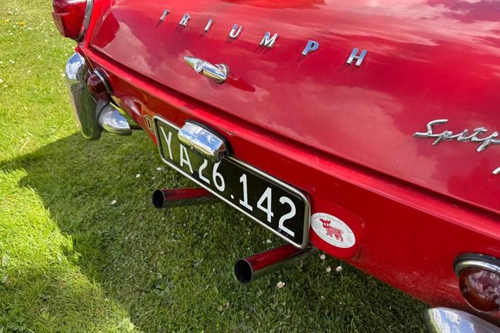 Rød Triumph Spitfire fra 1965 set udefra