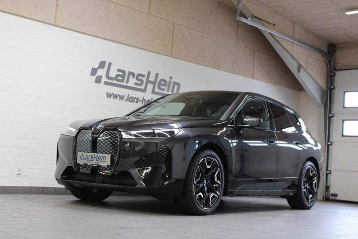 Grå BMW iX fra 2023