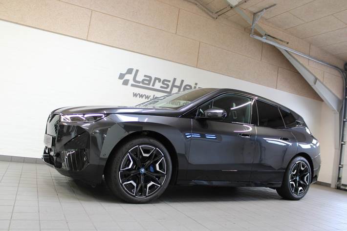 Grå BMW iX fra 2023
