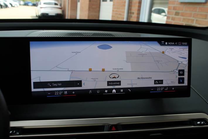 Grå BMW iX fra 2023