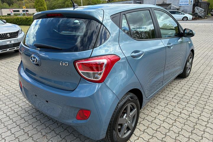 Blå Hyundai i10 fra 2016