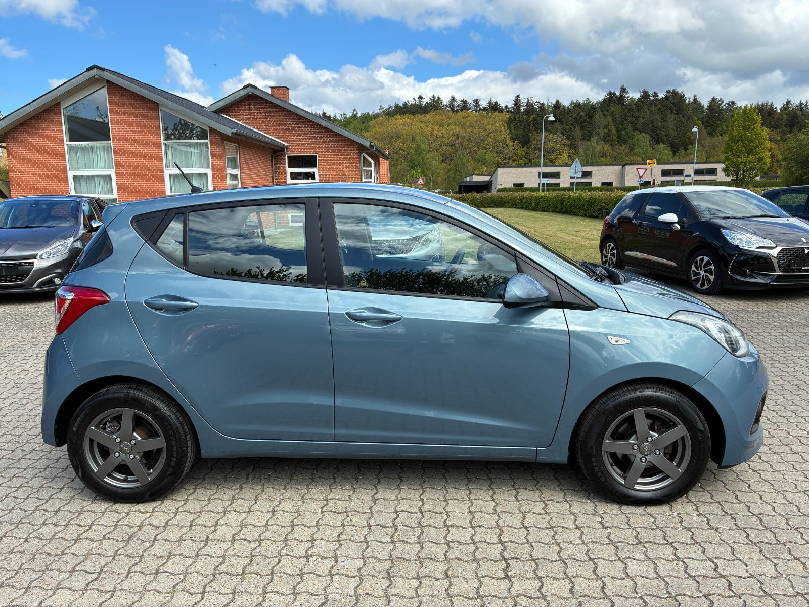 Blå Hyundai i10 fra 2016